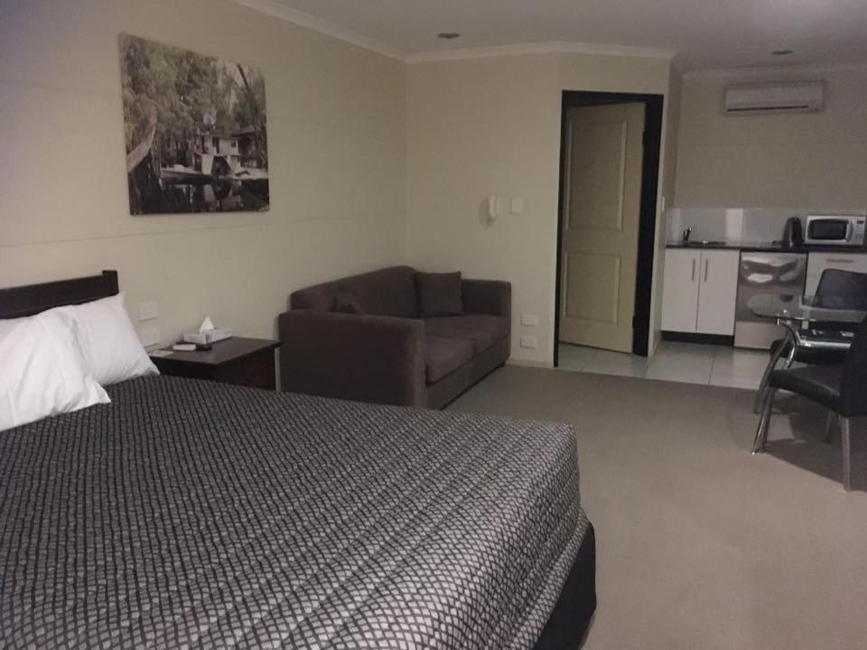 Balranald Club Motel Exteriör bild
